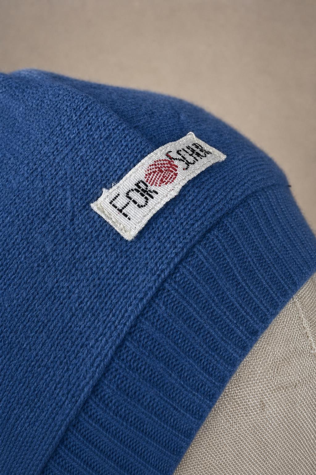 Detailaufnahme des Kaschmir Kapuzenschals in Blau