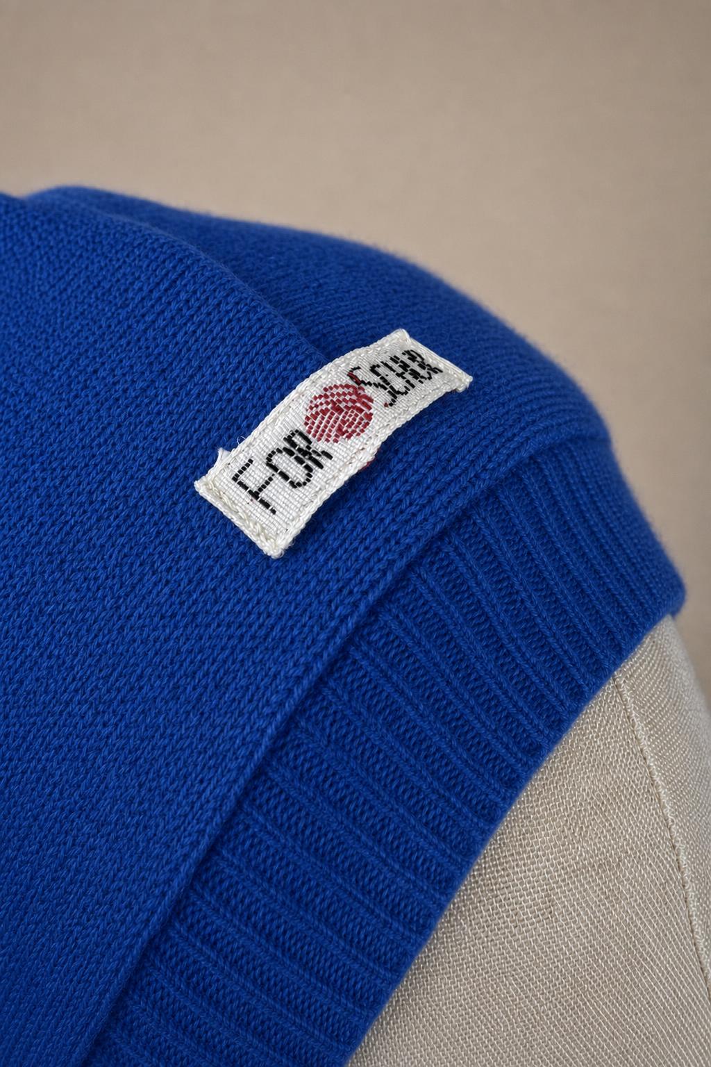Detailaufnahme des Kaschmir Kapuzenschals in Blau