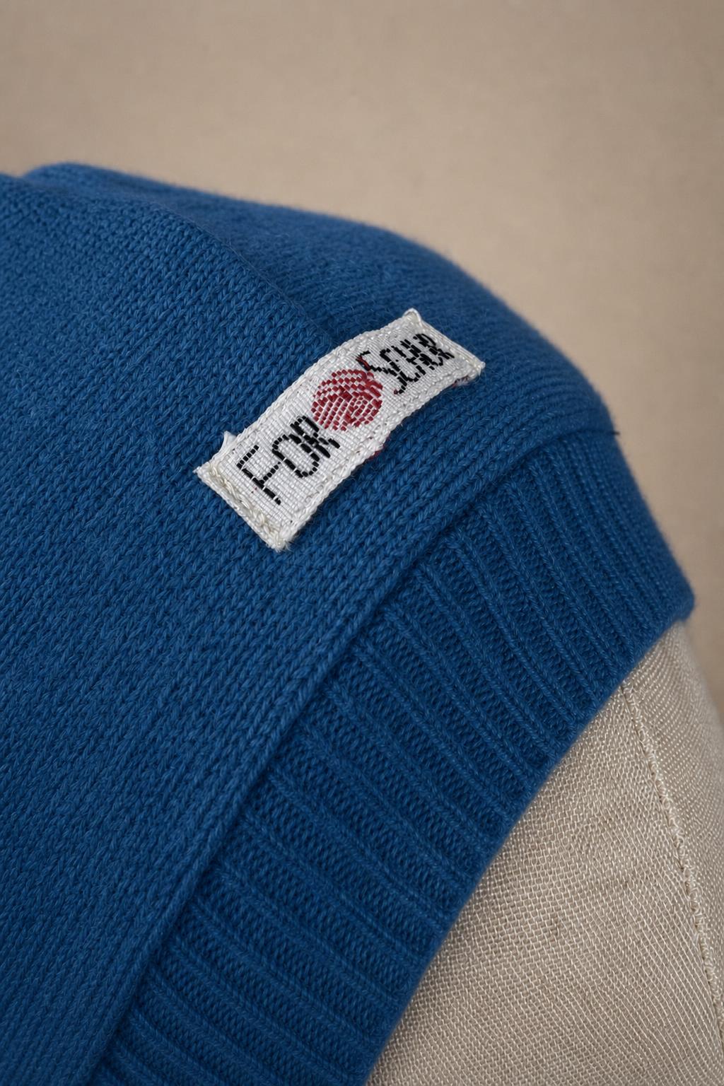 Detailaufnahme des Kaschmir Kapuzenschals in Blau