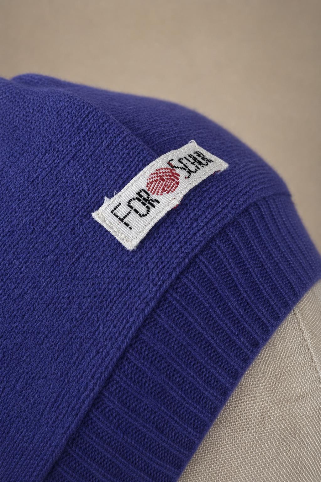 Detailaufnahme des Kaschmir Kapuzenschals in Blau