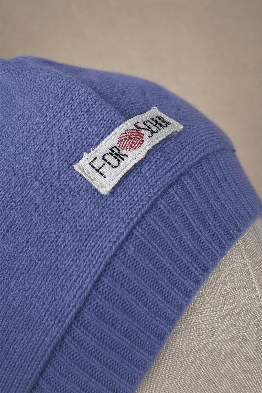 Detailaufnahme des Kaschmir Kapuzenschals in Blau