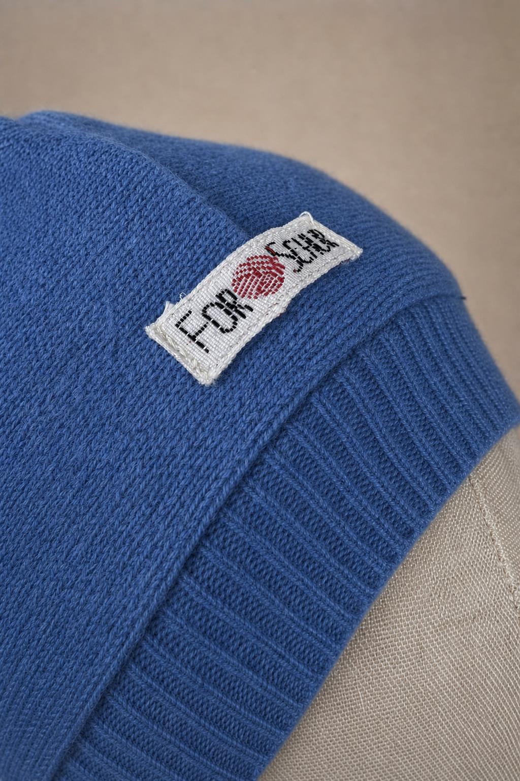 Detailaufnahme des Kaschmir Kapuzenschals in Blau