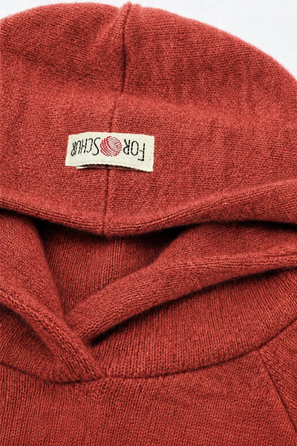 Detailaufnahme des Kaschmir Kinder Hoodies in Rot