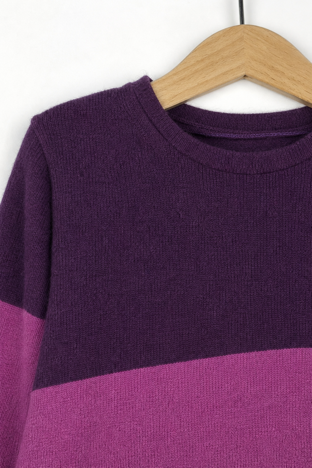 Detailaufnahme des Kaschmir Ombré Pullovers für Kinder in Größe 98/104