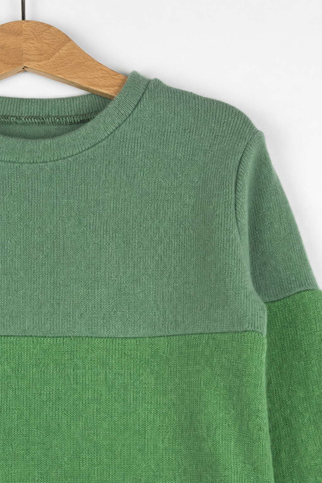 Detailaufnahme des Kaschmir Ombré Pullovers für Kinder in Größe 98/104