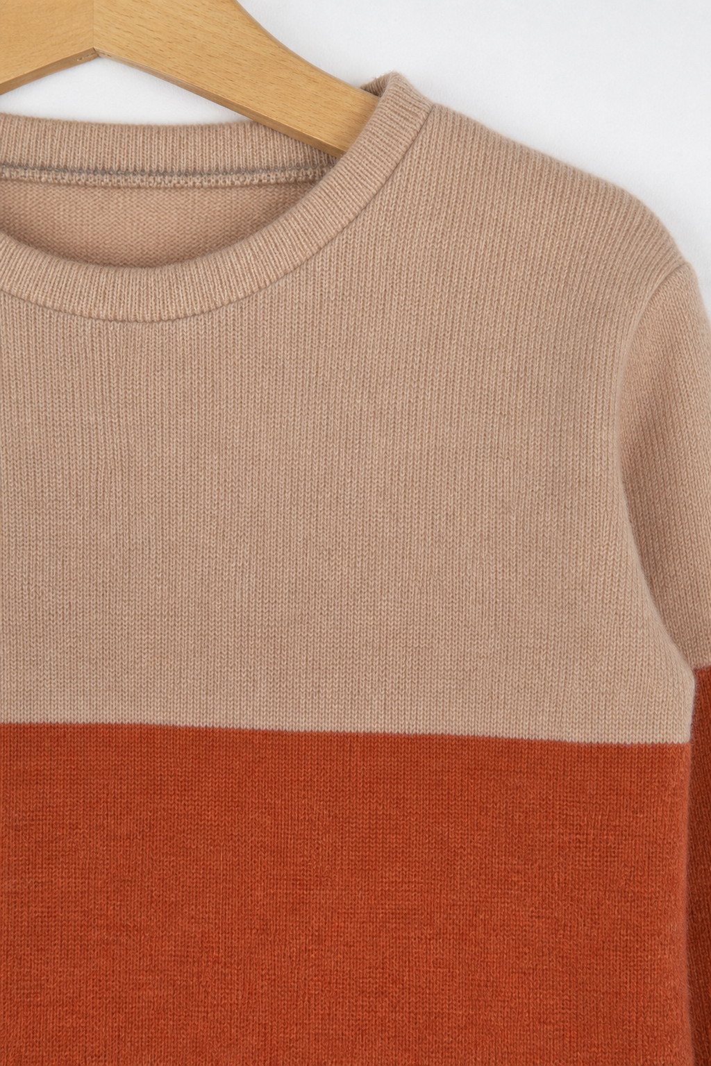 Detailaufnahme des Kaschmir Ombré Pullovers für Kinder in Größe 98/104