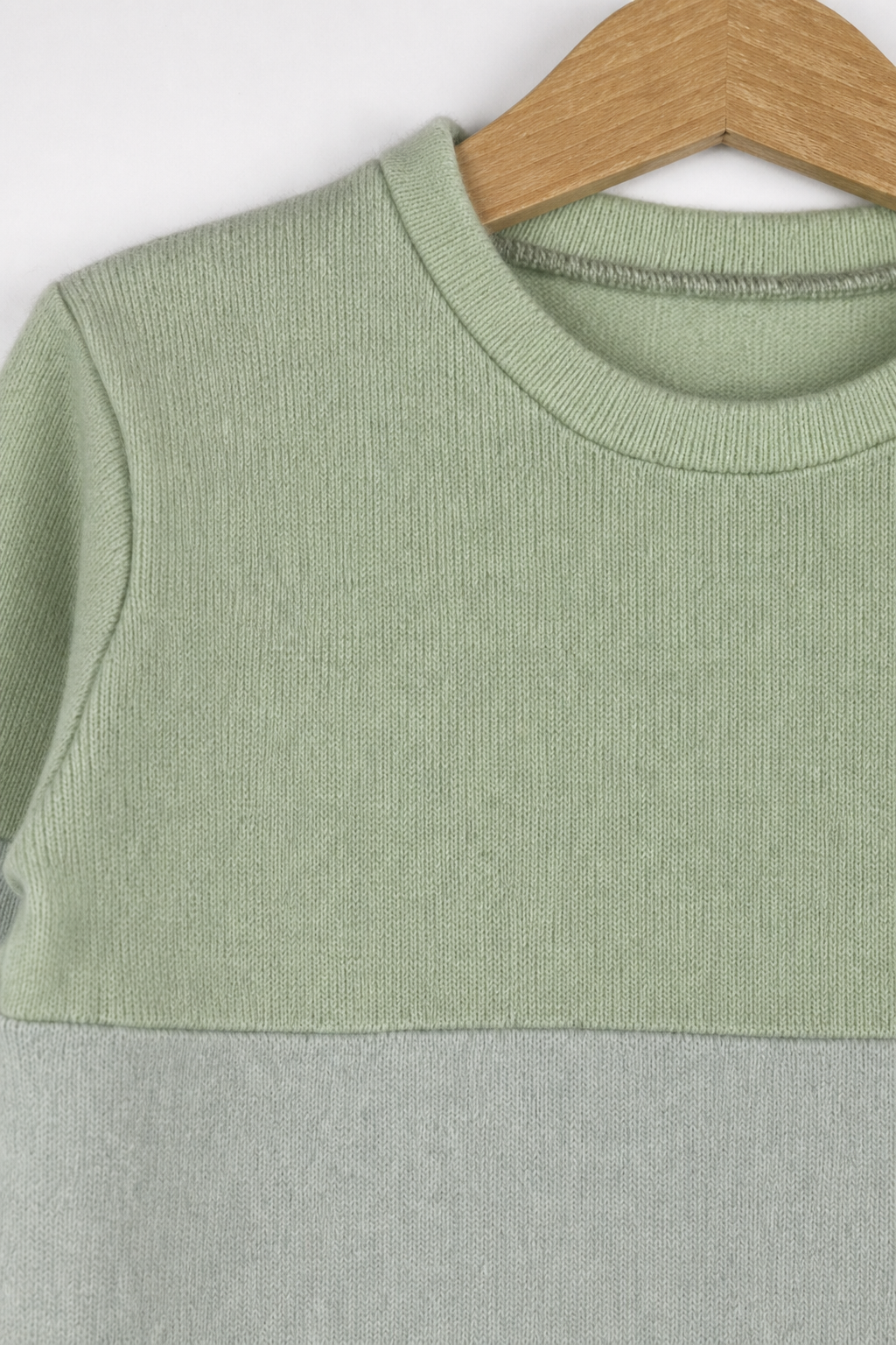 Detailaufnahme des Kaschmir Ombré Pullovers für Kinder in Größe 98/104