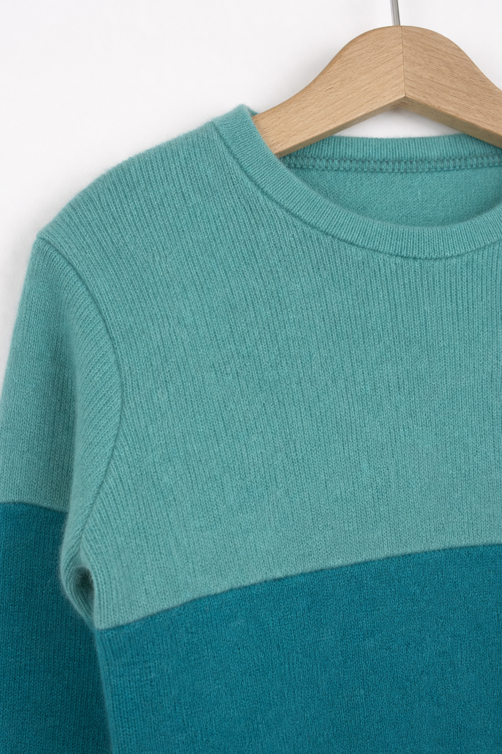 Detailaufnahme des Kaschmir Ombré Pullovers für Kinder in Größe 110/116
