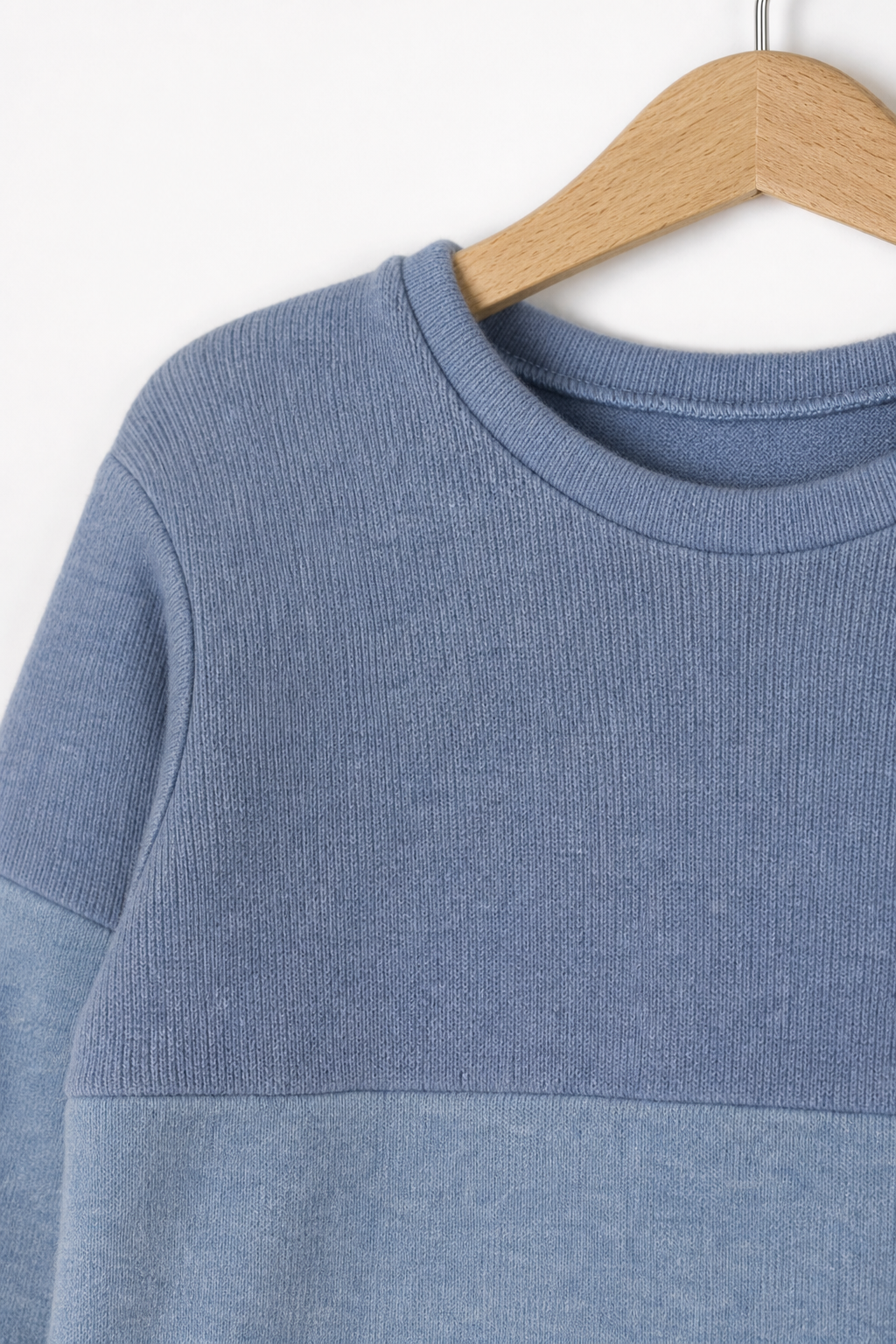 Detailaufnahme des Kaschmir Ombré Pullovers für Kinder in Größe 122/128