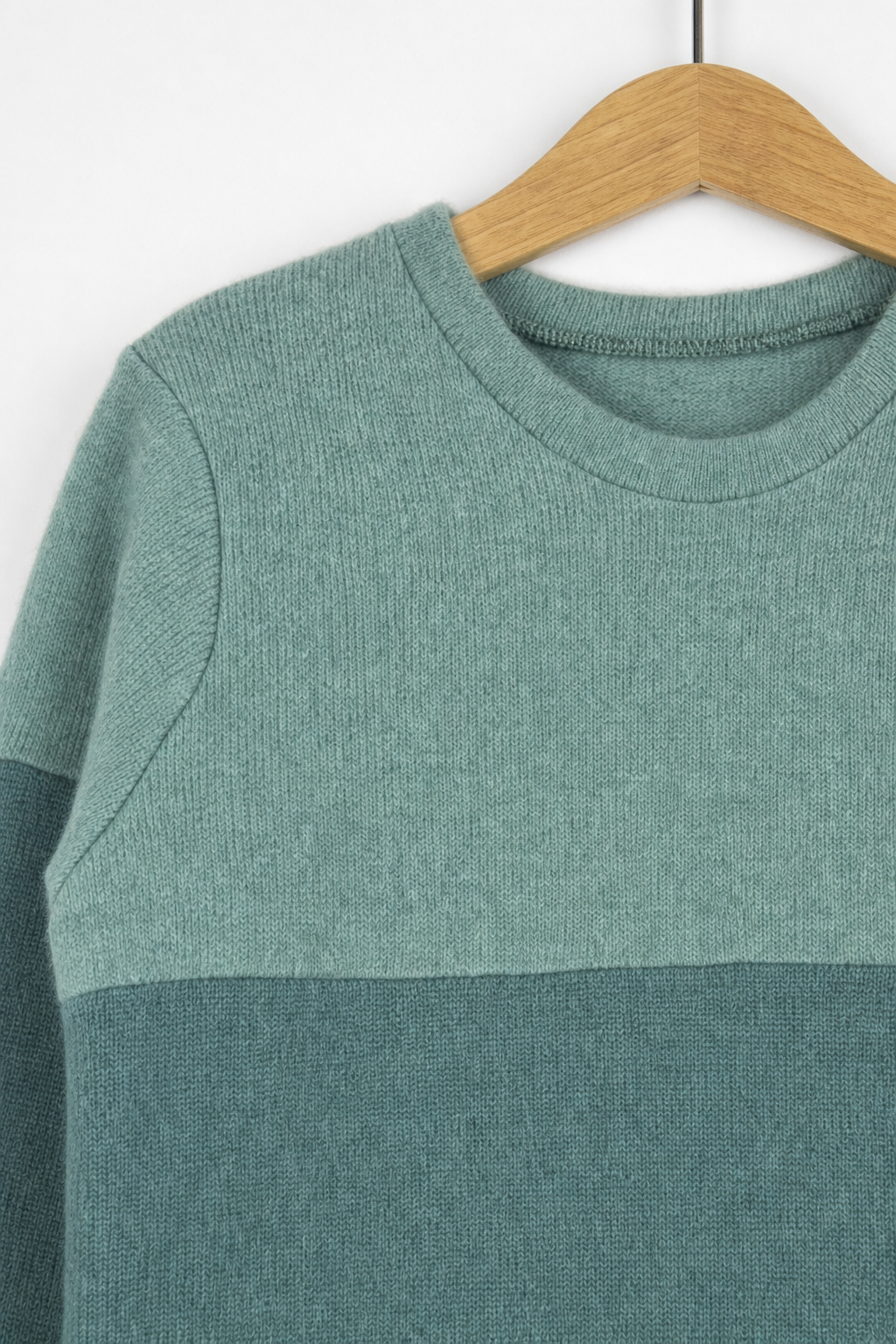 Detailaufnahme des Kaschmir Ombré Pullovers für Kinder in Größe 122/128