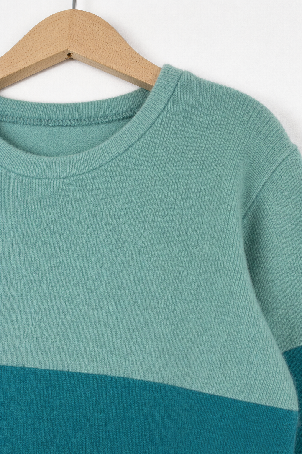 Detailaufnahme des Kaschmir Ombré Pullovers für Kinder in Größe 122/128