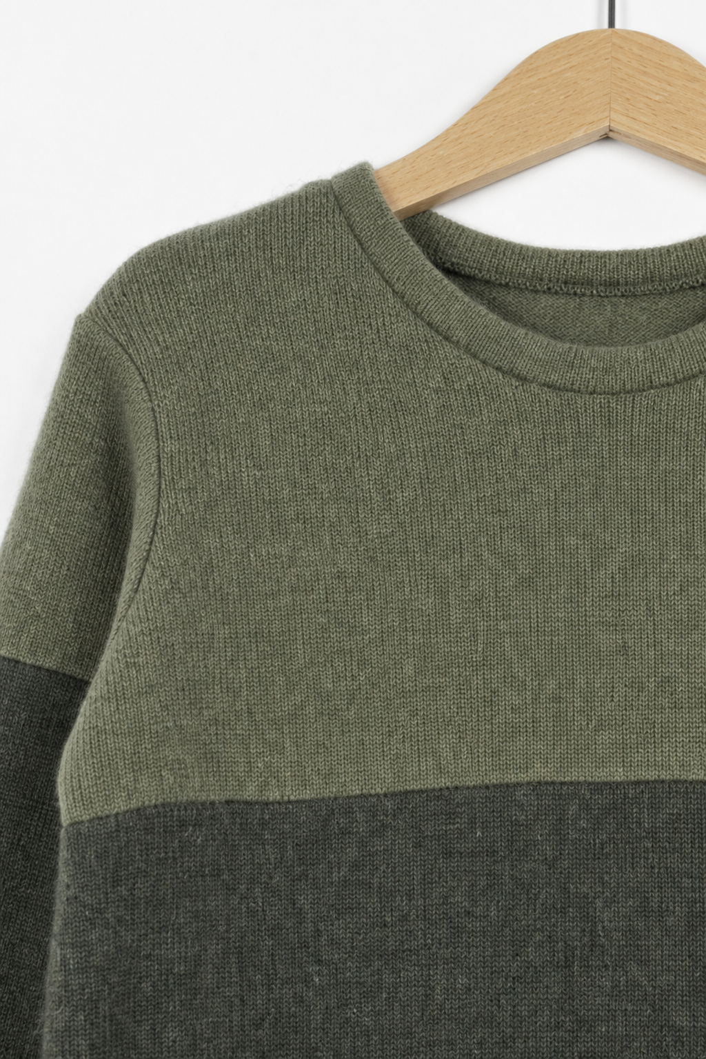 Detailaufnahme des Kaschmir Ombré Pullovers für Kinder in Größe 122/128
