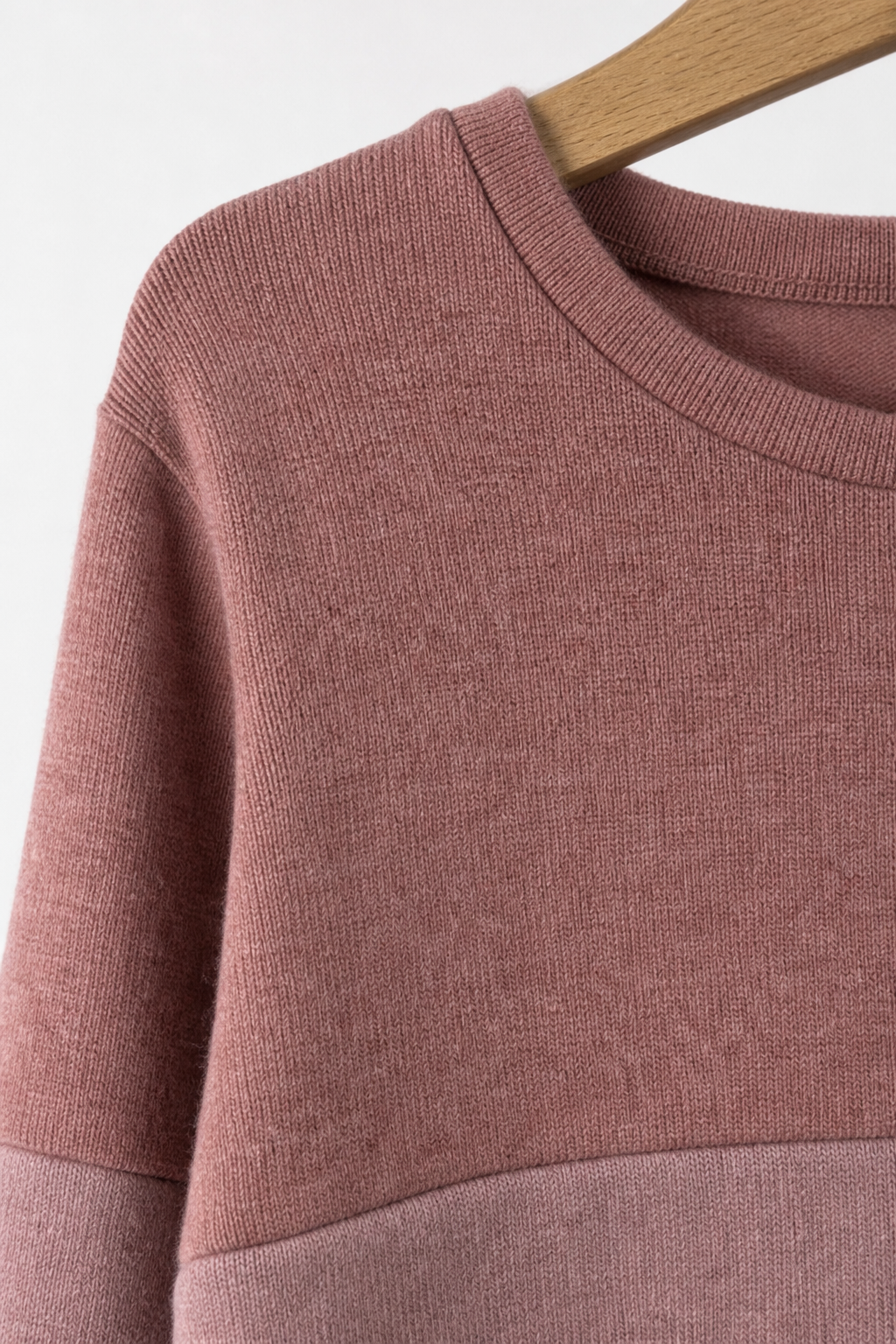 Detailaufnahme des Kaschmir Ombré Pullovers für Kinder in Größe 122/128