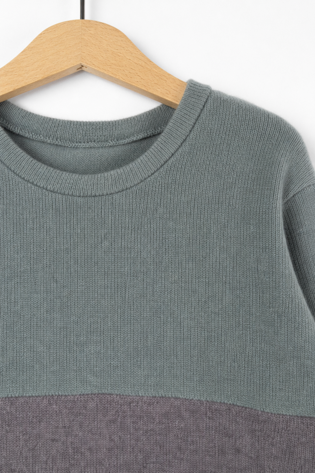 Detailaufnahme des Kaschmir Ombré Pullovers für Kinder in Größe 134/140
