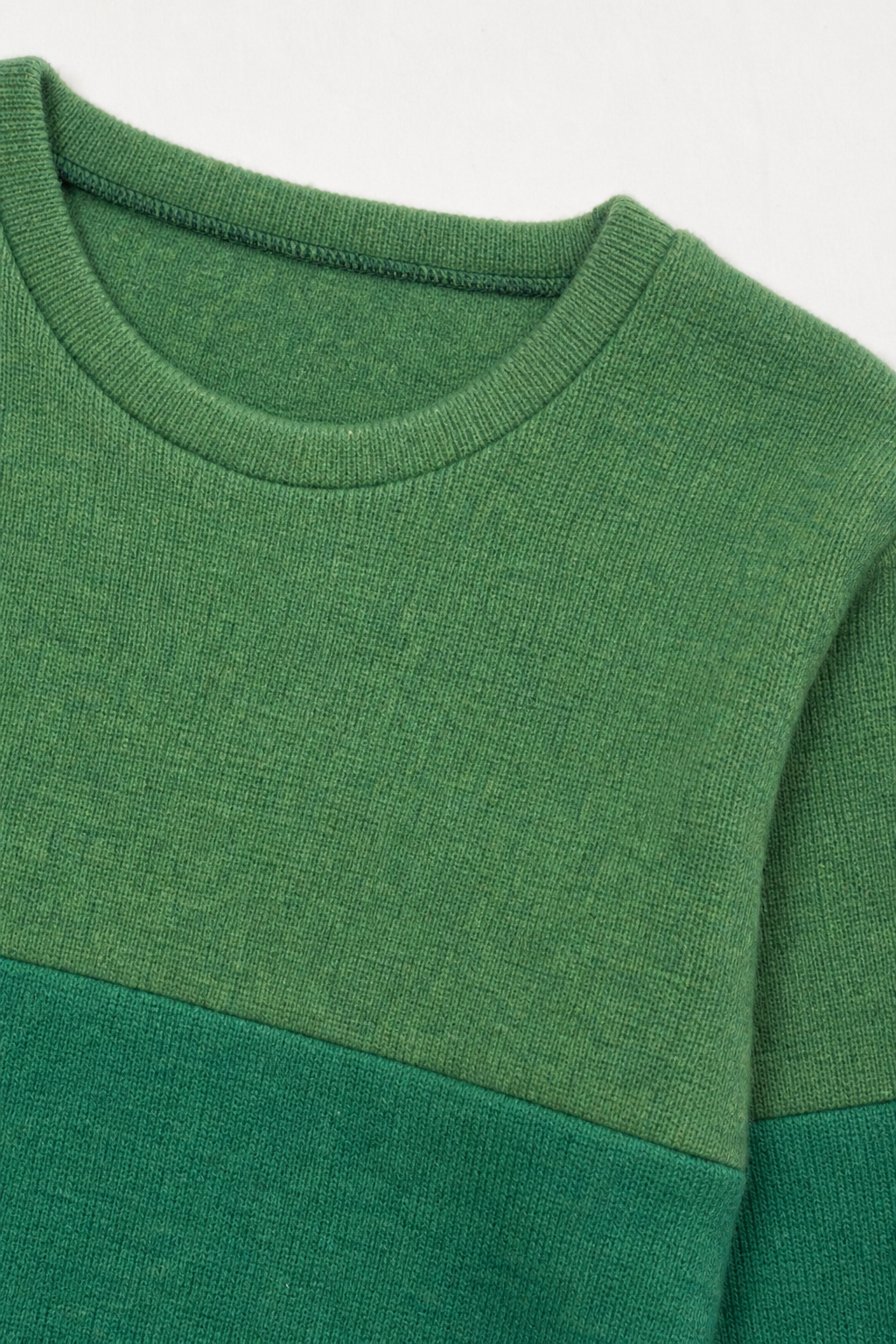 Detailaufnahme des Kaschmir Ombré Pullovers für Kinder in Größe 134/140