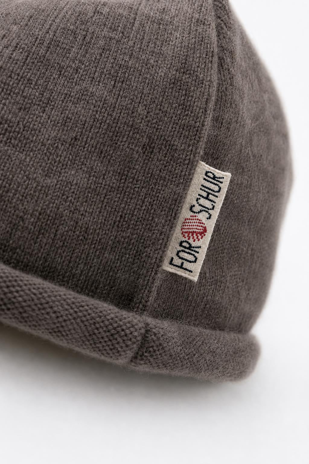 Detailaufnahme der Kaschmir Beanie in Braun