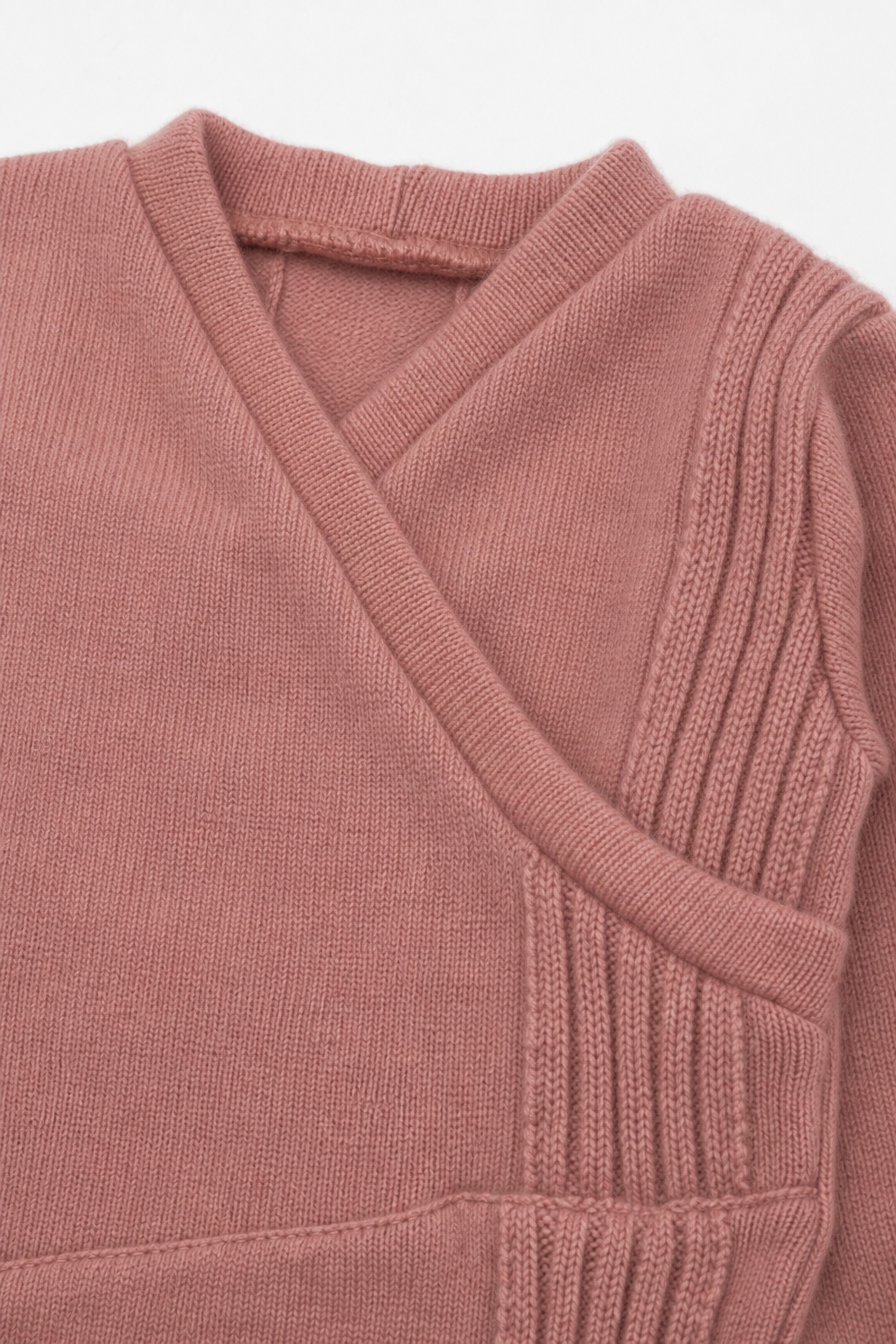 Detailaufnahme des Kaschmir Baby Longsleeves in Größe 50/56