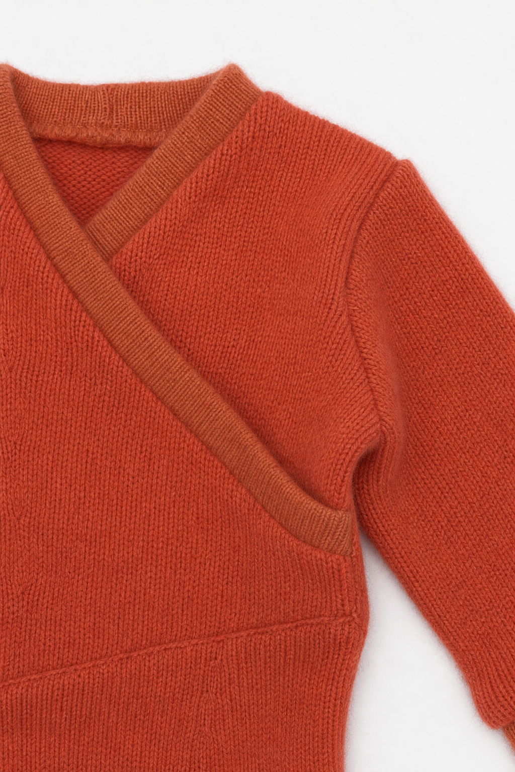 Detailaufnahme des Kaschmir Baby Longsleeves in Größe 50/56