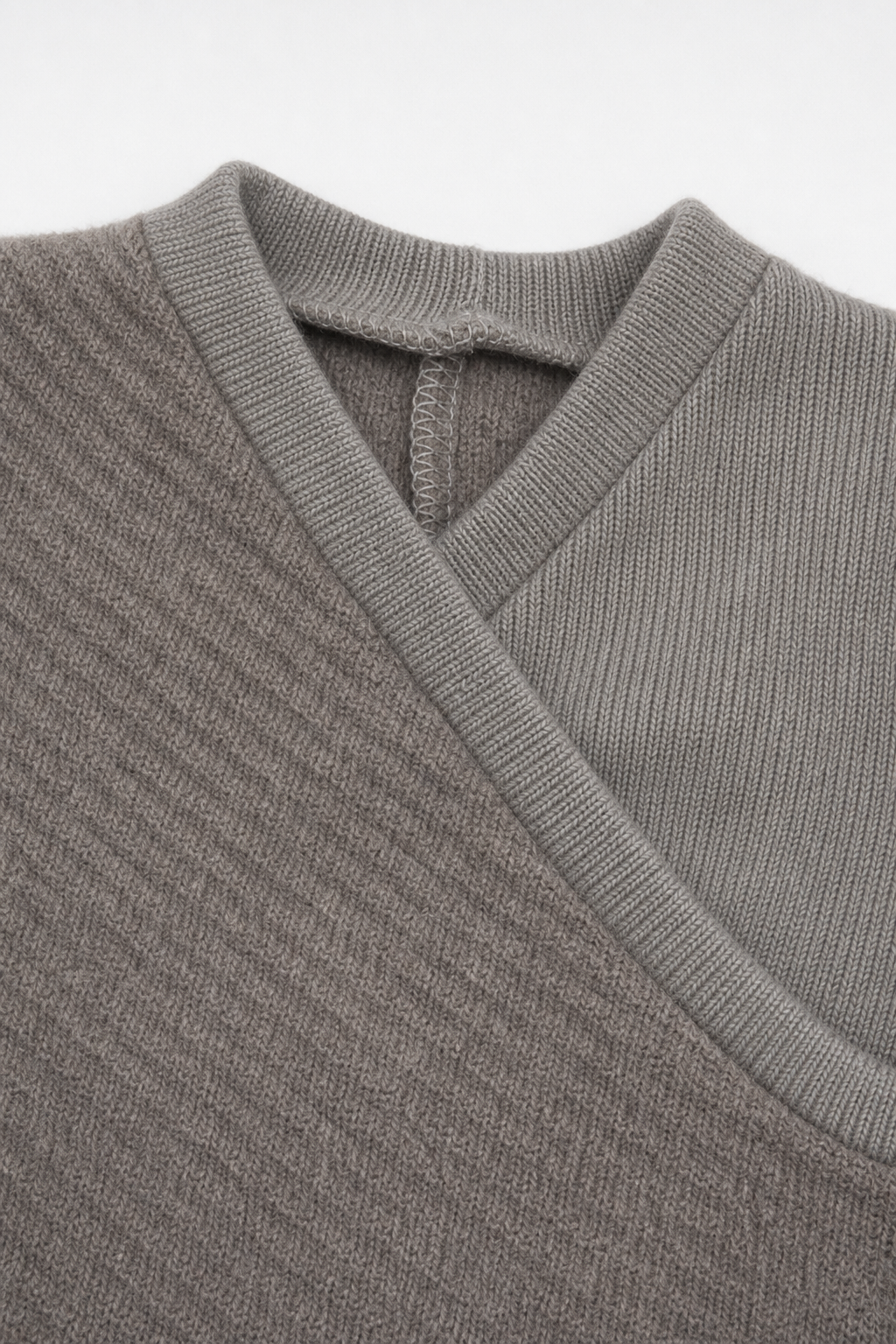 Detailaufnahme des Kaschmir Baby Longsleeves in Größe 50/56