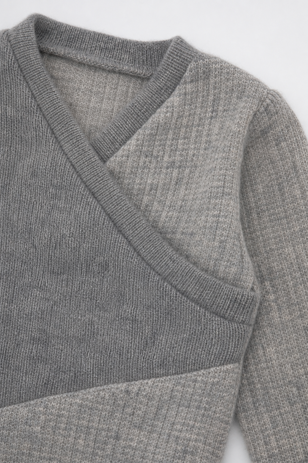 Detailaufnahme des Kaschmir Baby Longsleeves in Größe 50/56