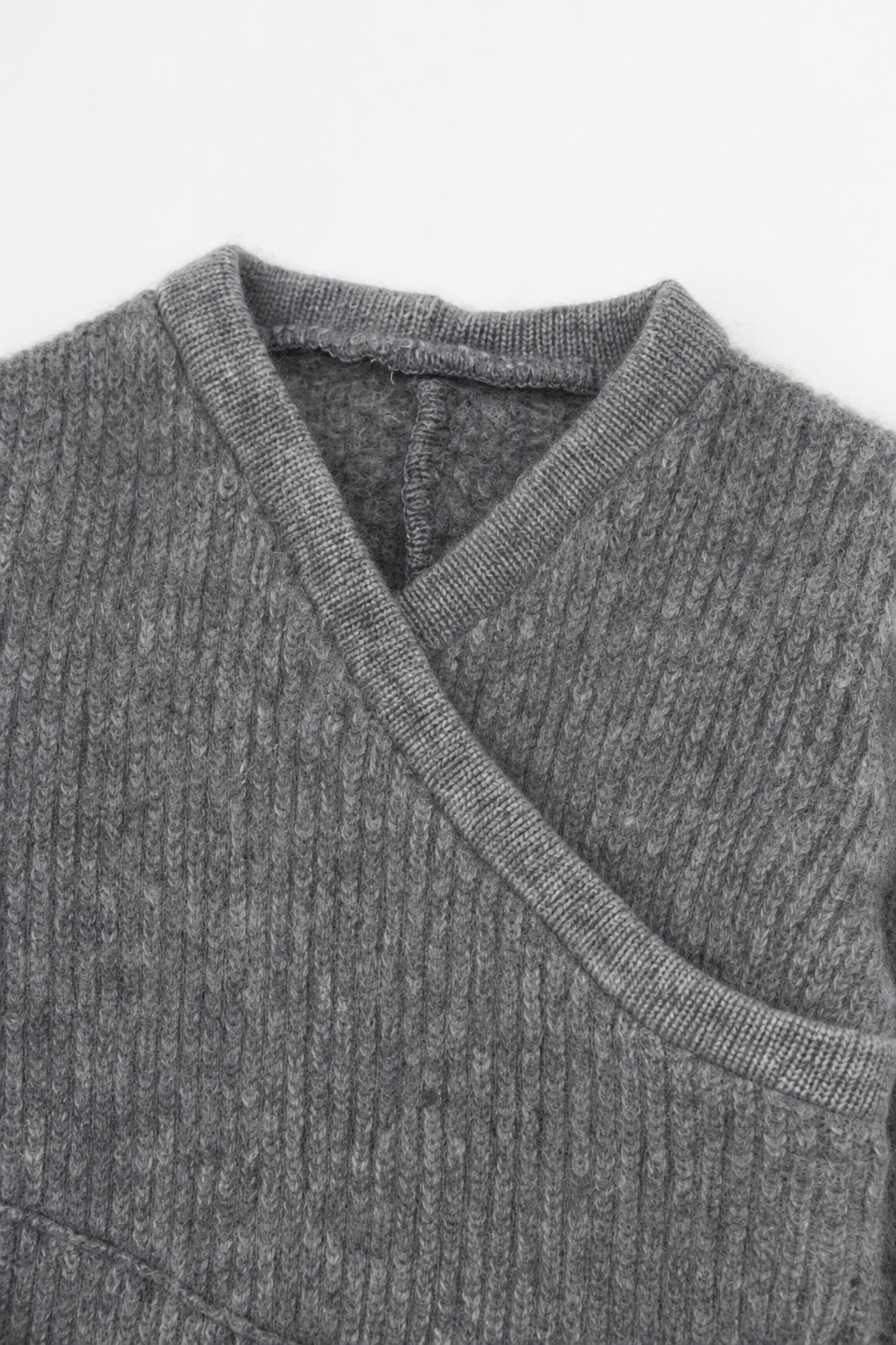Detailaufnahme des Kaschmir Baby Longsleeves in Größe 50/56