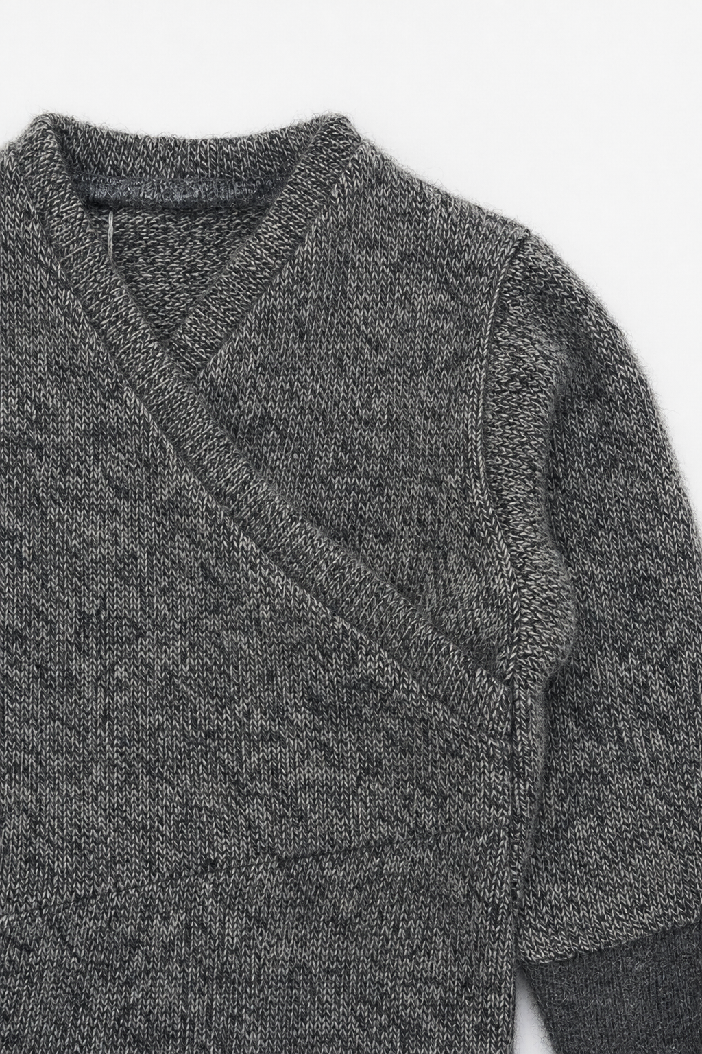 Detailaufnahme des Kaschmir Baby Longsleeves in Größe 50/56