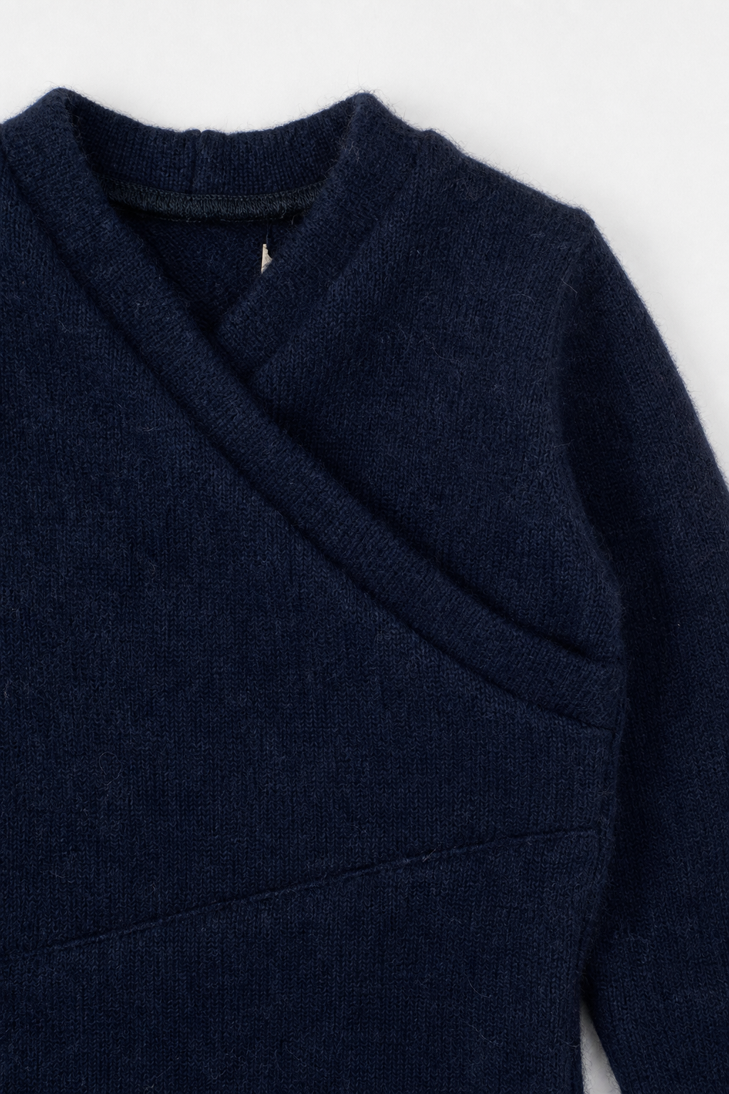 Detailaufnahme des Kaschmir Baby Longsleeves in Größe 50/56