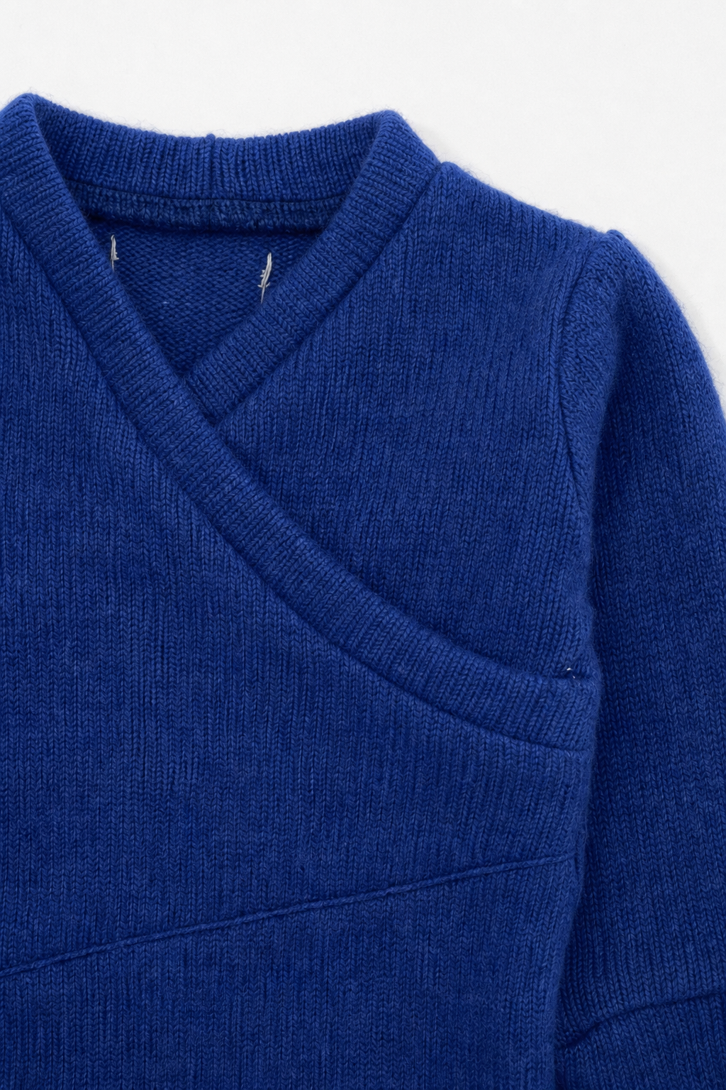 Detailaufnahme des Kaschmir Baby Longsleeves in Größe 50/56