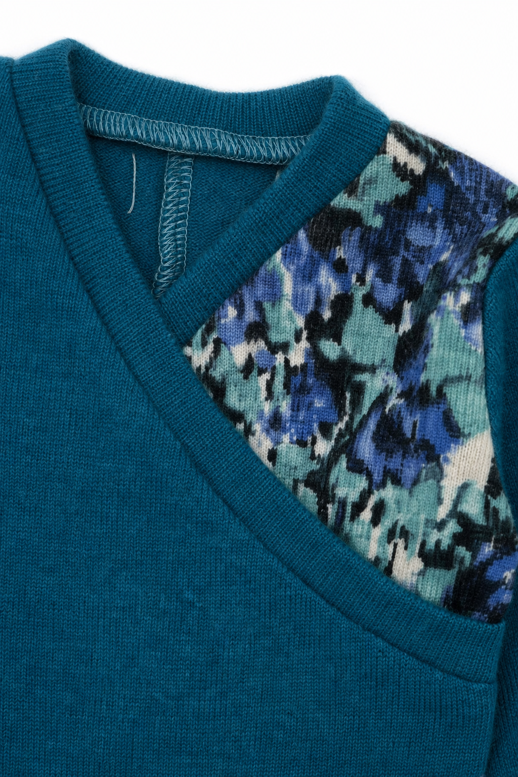 Detailaufnahme des Kaschmir Baby Longsleeves in Größe 50/56