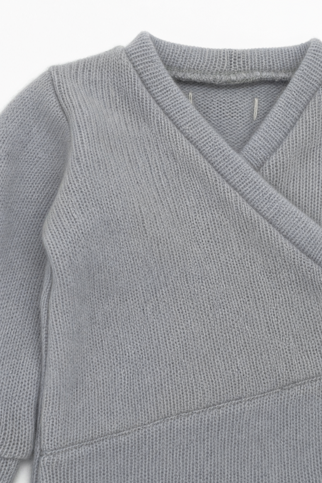 Detailaufnahme des Kaschmir Baby Longsleeves in Größe 50/56