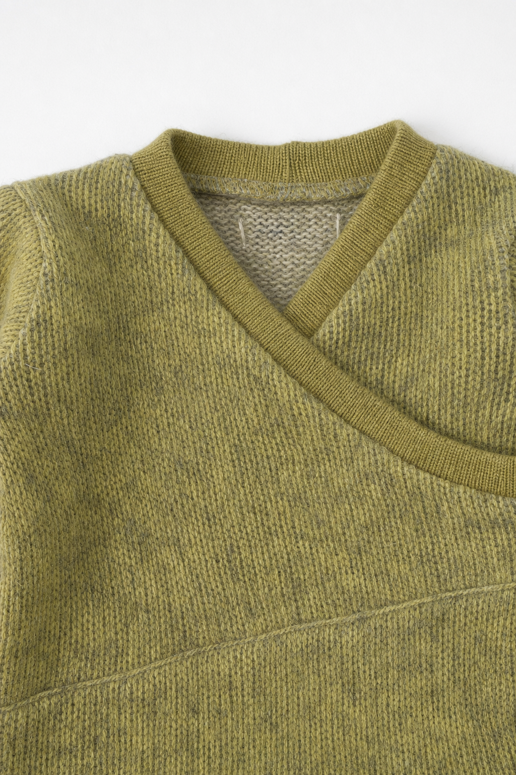 Detailaufnahme des Kaschmir Baby Longsleeves in Größe 50/56