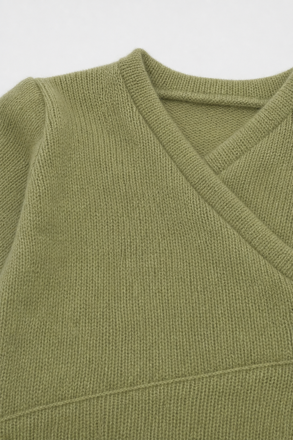 Detailaufnahme des Kaschmir Baby Longsleeves in Größe 50/56