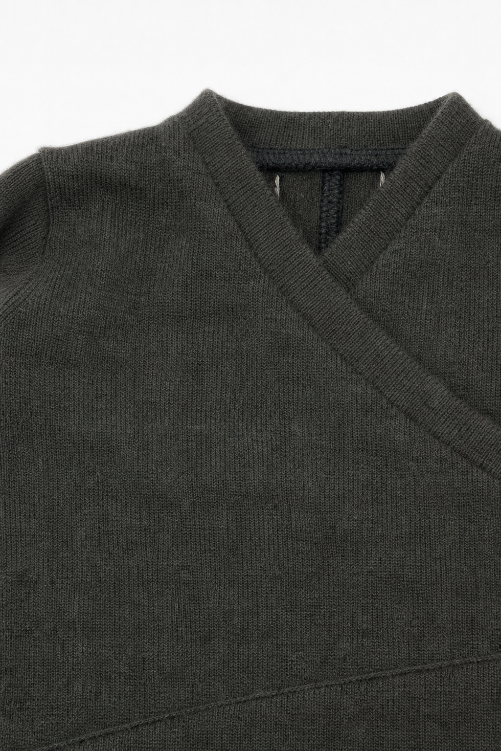 Detailaufnahme des Kaschmir Baby Longsleeves in Größe 50/56