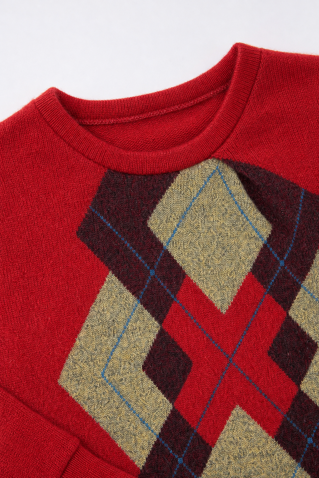 Detailaufnahme des Kaschmir Pullovers mit der Falte in Rot