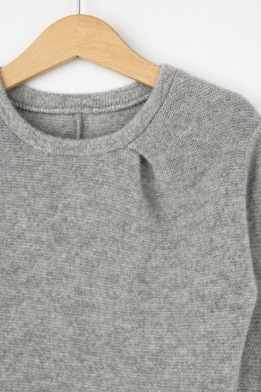 Detailaufnahme des Kaschmir Pullovers mit der Falte in Grau