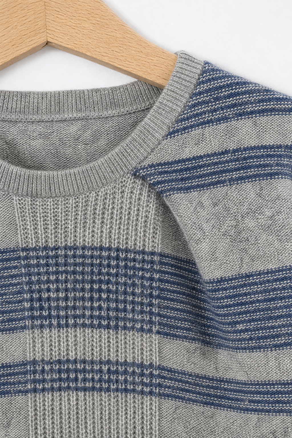 Detailaufnahme des Kaschmir Pullovers mit der Falte in Grau