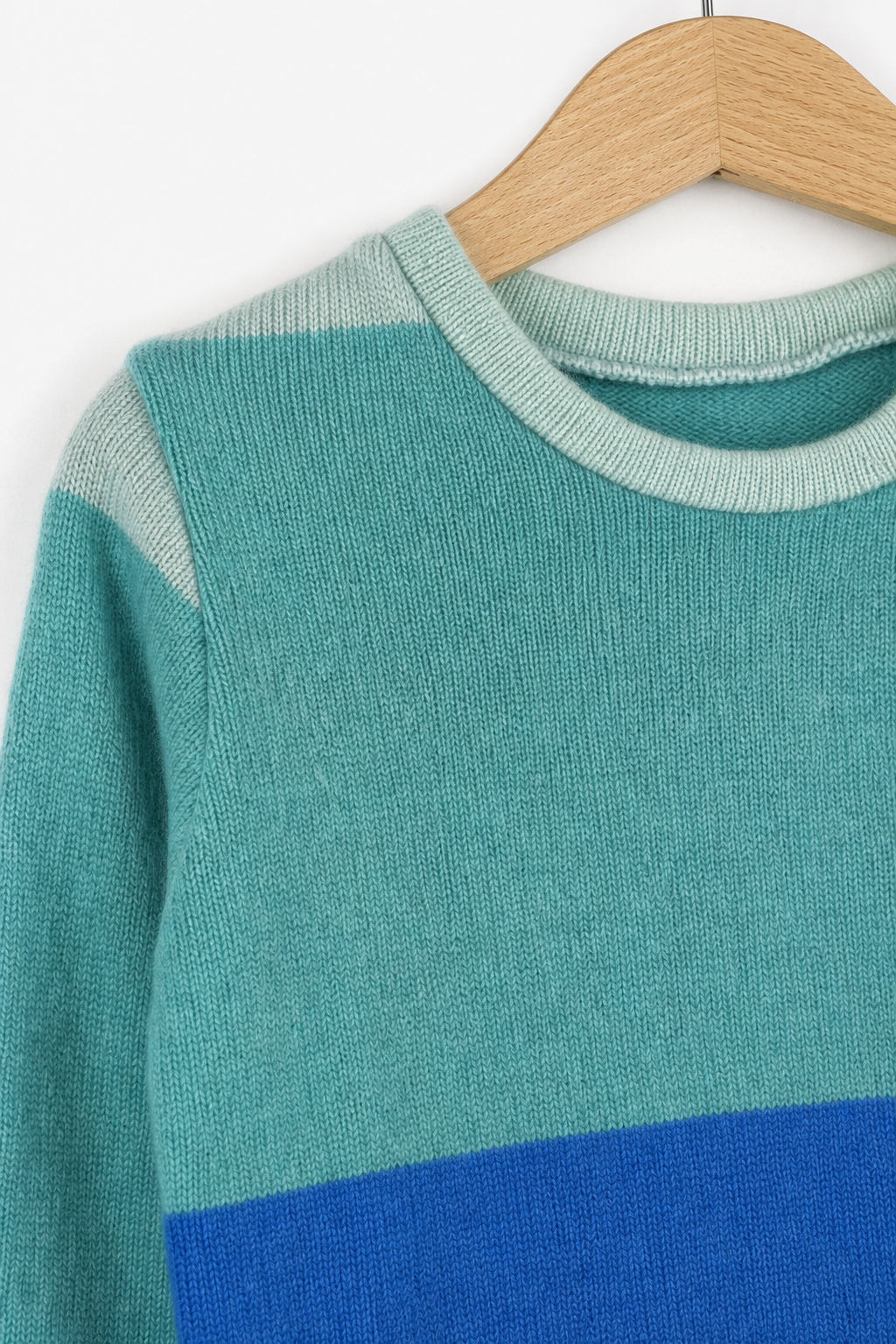 Detailaufnahme des Kaschmir Pullovers mit der Falte in Blau