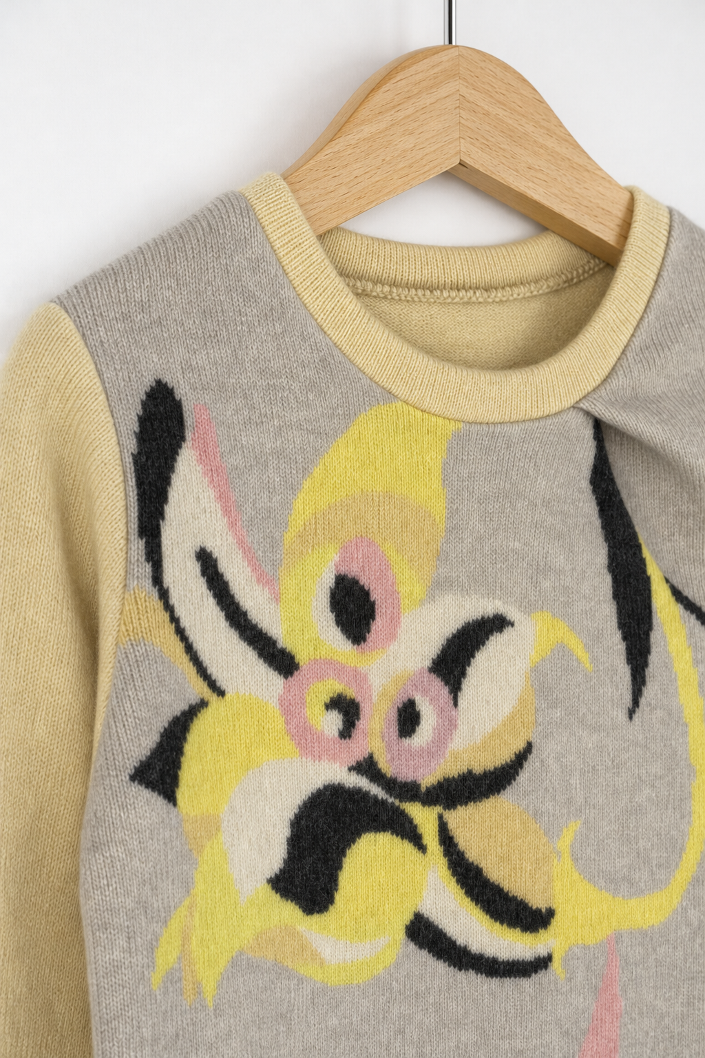 Detailaufnahme des Kaschmir Pullovers mit der Falte in Gelb