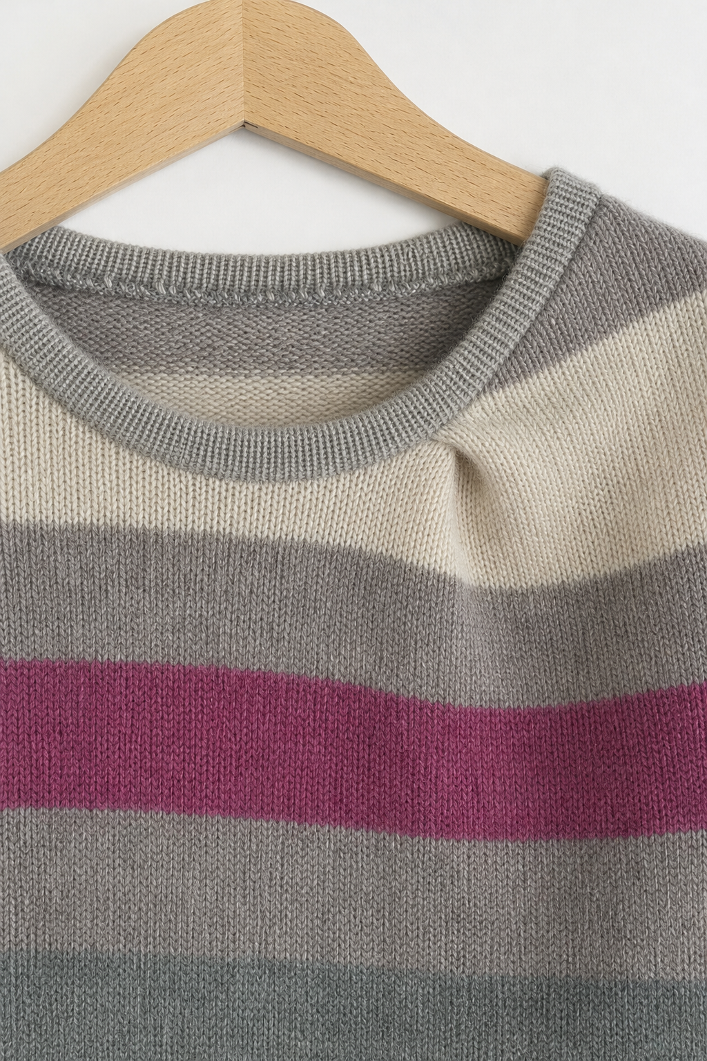 Detailaufnahme des Kaschmir Pullovers mit der Falte in Grau