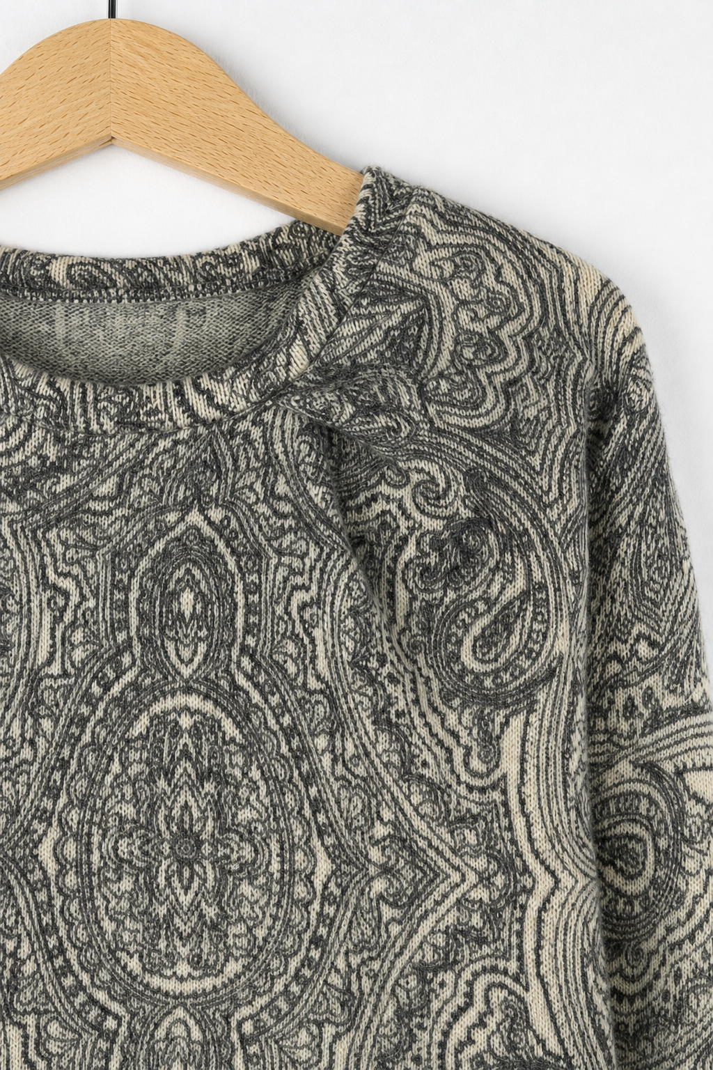 Detailaufnahme des Kaschmir Pullovers mit der Falte in Grau