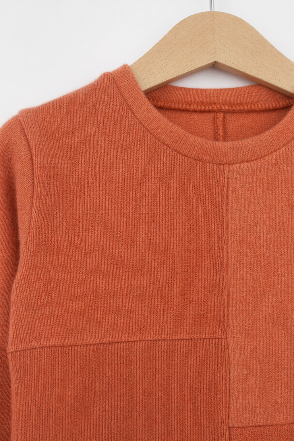 Detailaufnahme des Kaschmir No Waste Pullovers für Kinder in Größe 98/104