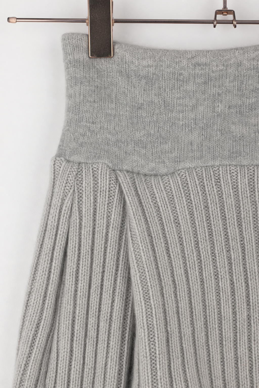 Detailaufnahme der Kaschmir Baby Mitwachshose in Grau