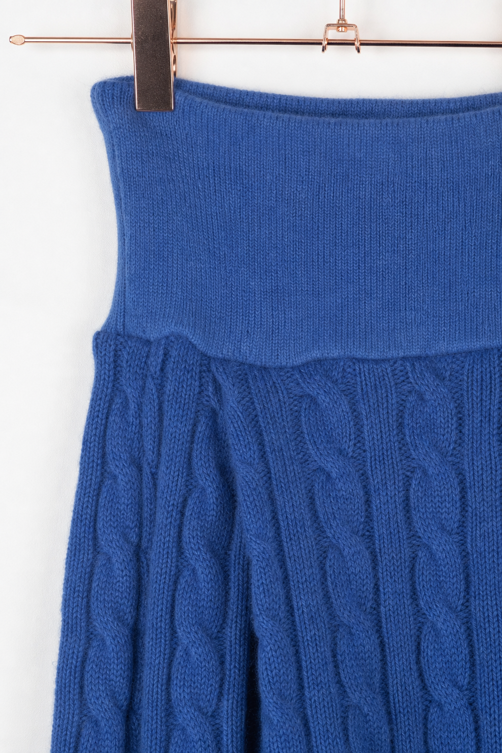 Detailaufnahme der Kaschmir Baby Mitwachshose in Blau