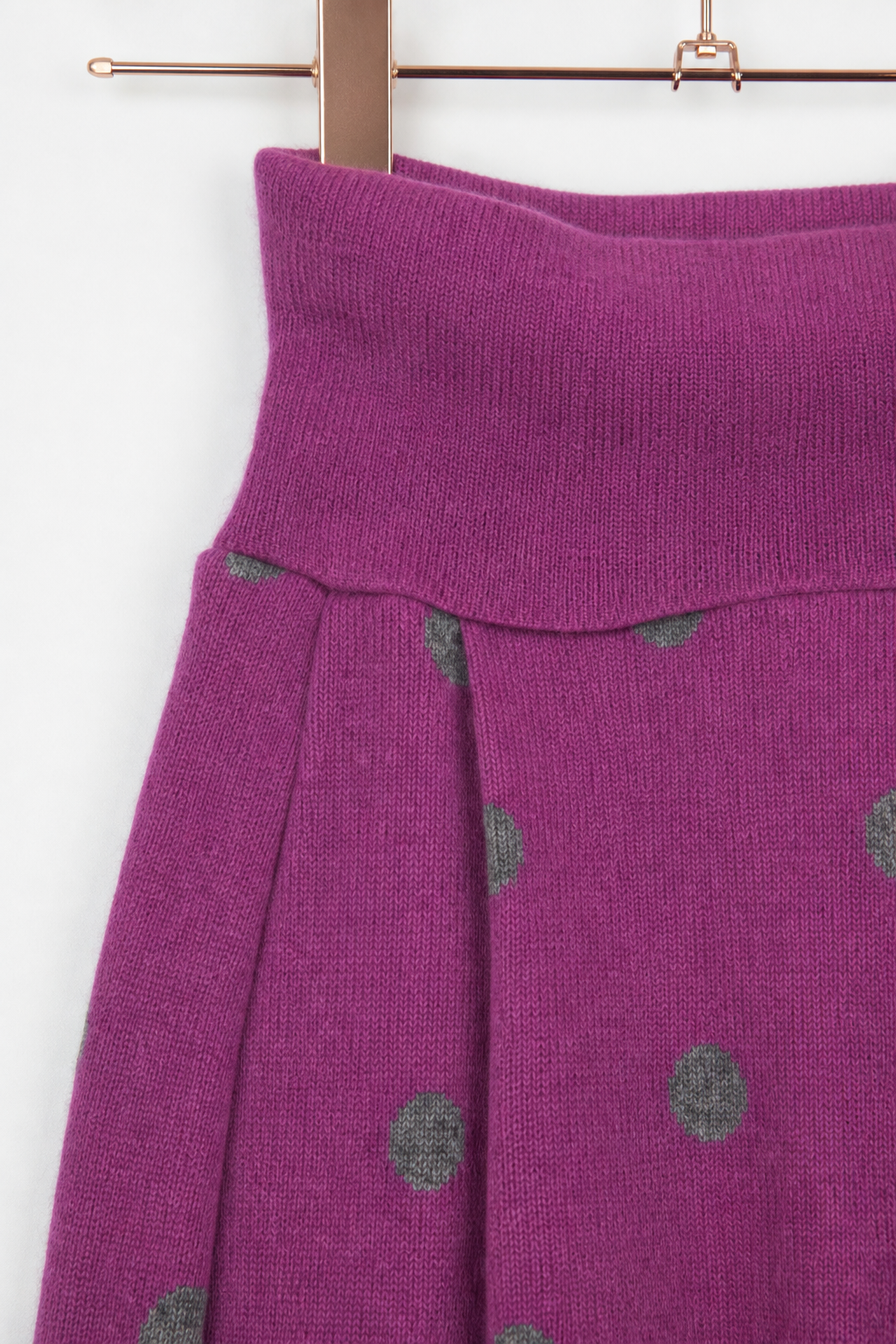 Detailaufnahme der Kaschmir Kinder Mitwachshose in Rosa