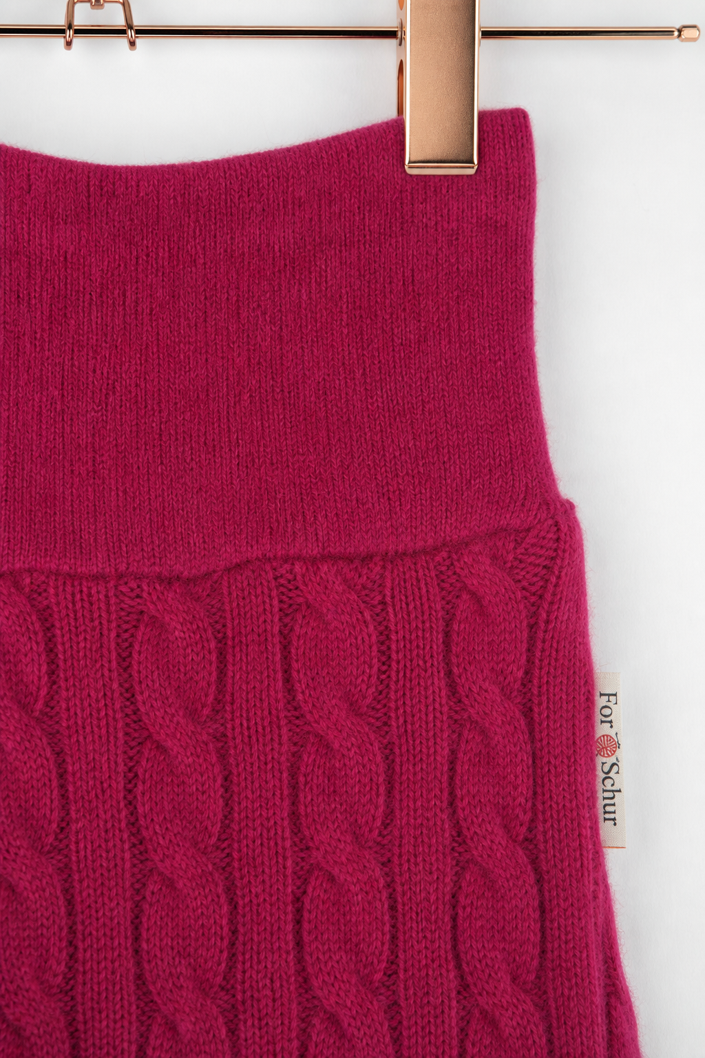 Detailaufnahme der Kaschmir Kinder Mitwachshose in Rosa