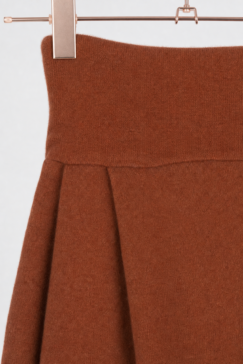 Detailaufnahme der Kaschmir Kinder Mitwachshose in Orange