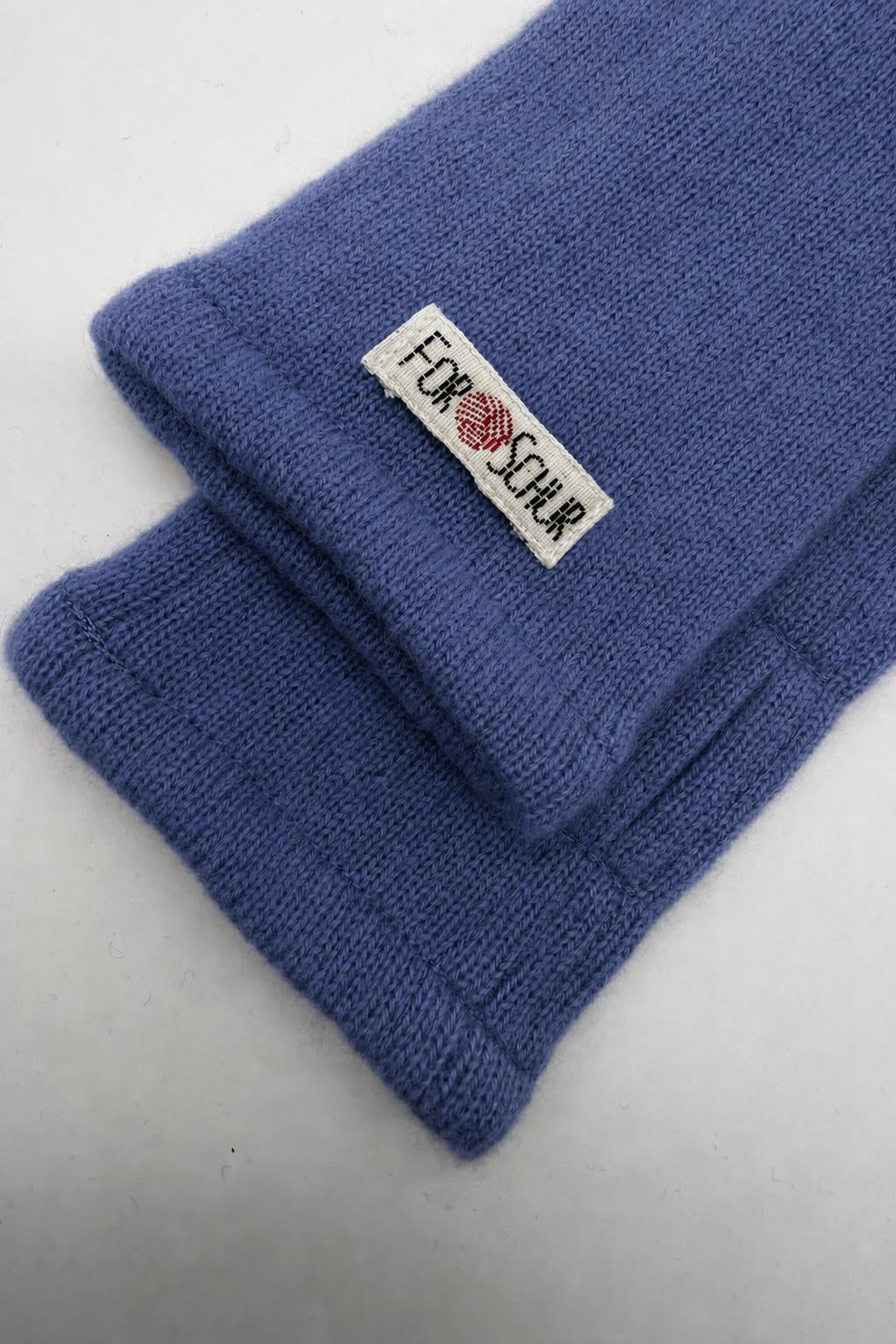 Detailaufnahme der Kaschmir Handstulpen in Blau
