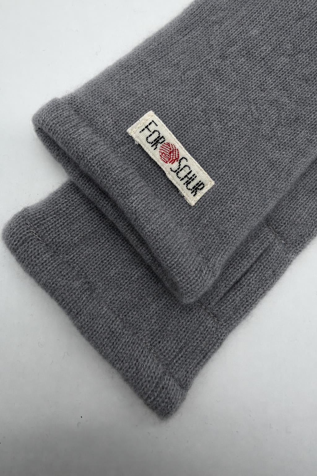 Detailaufnahme der Kaschmir Handstulpen in Grau