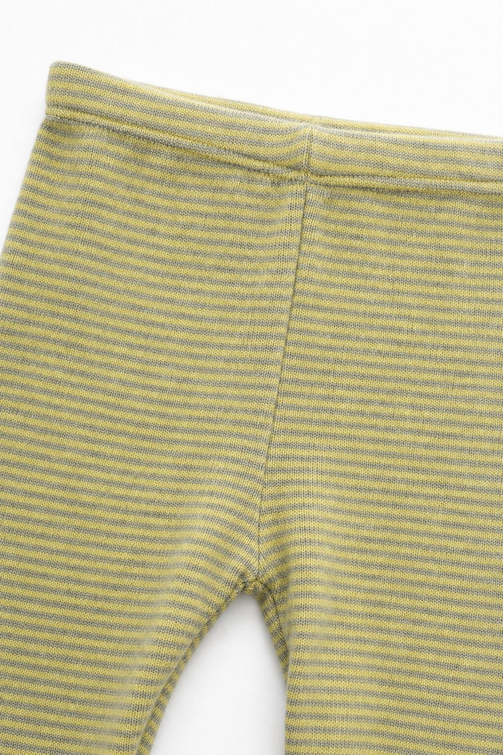 Detailaufnahme der schmalen Babyhose aus Kaschmir in Gelb