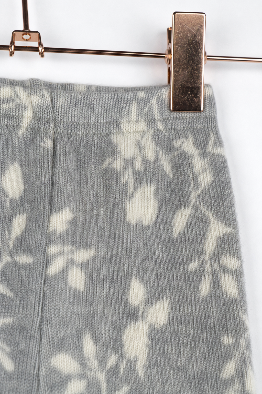 Detailaufnahme der schmalen Babyhose aus Kaschmir in Grau